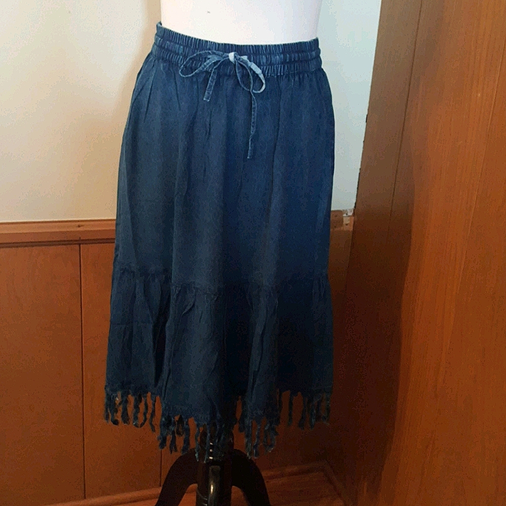 Skirt denim colored, fringe hem, elastic waist
